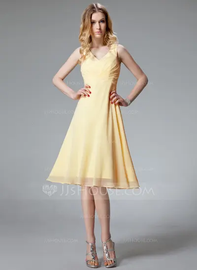 A-Line/Princess V-neck Knee-Length Chiffon Homecoming Dress With Ruffle (022020750)