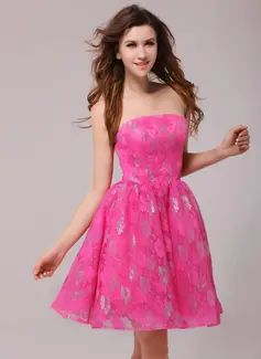 A-Line/Princess Strapless Knee-Length Lace Cocktail Dress (016013980)