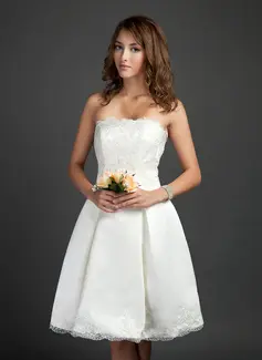 A-Line/Princess Strapless Knee-Length Satin Tulle Homecoming Dress With Lace (022015360)