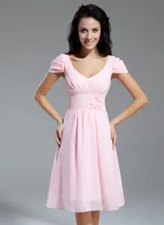 A-Line/Princess V-neck Knee-Length Chiffon Homecoming Dress With Ruffle Flower(s) (022014968)