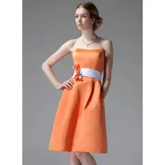 A-Line/Princess Sweetheart Knee-Length Satin Bridesmaid Dress With Sash Flower(s) (007000928)