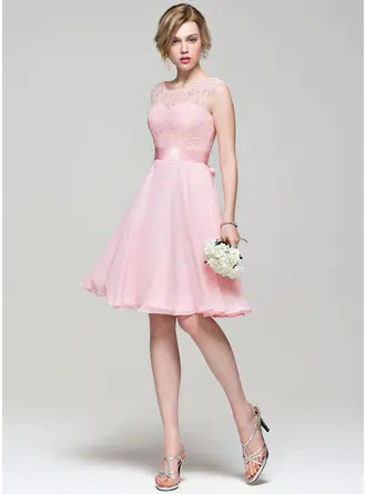 A-Line/Princess Scoop Neck Knee-Length Chiffon Lace Bridesmaid Dress With Bow(s) 